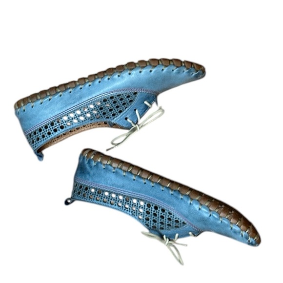 Volkswalkers handmade perforated leather lace up flats - Picture 1 of 7